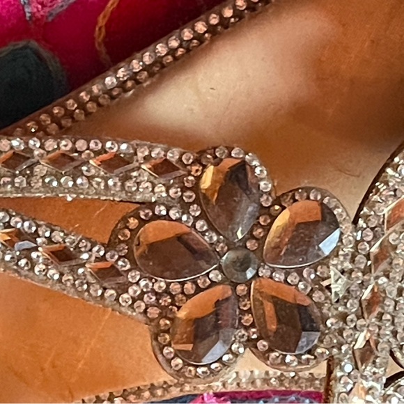 Beautifully detailed gold, shiny sandals. EUC size 39 so eight, 8.5, nine. - Picture 2 of 7